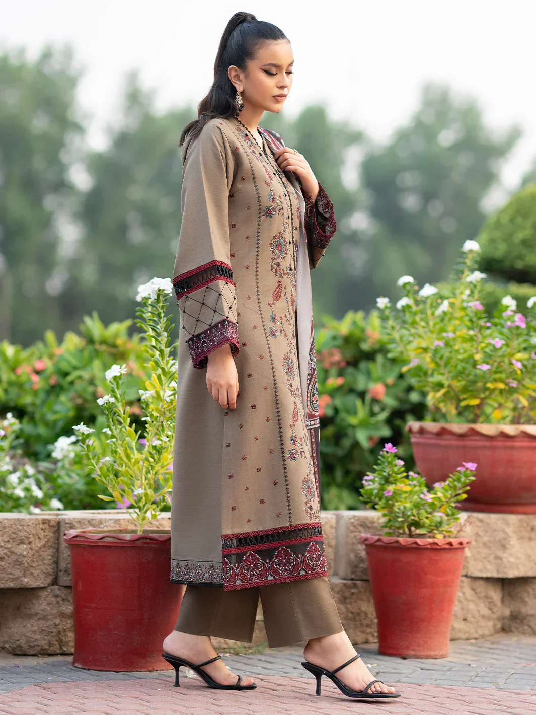 Mastorat Lawn 3PC Embroidered Suit 5238