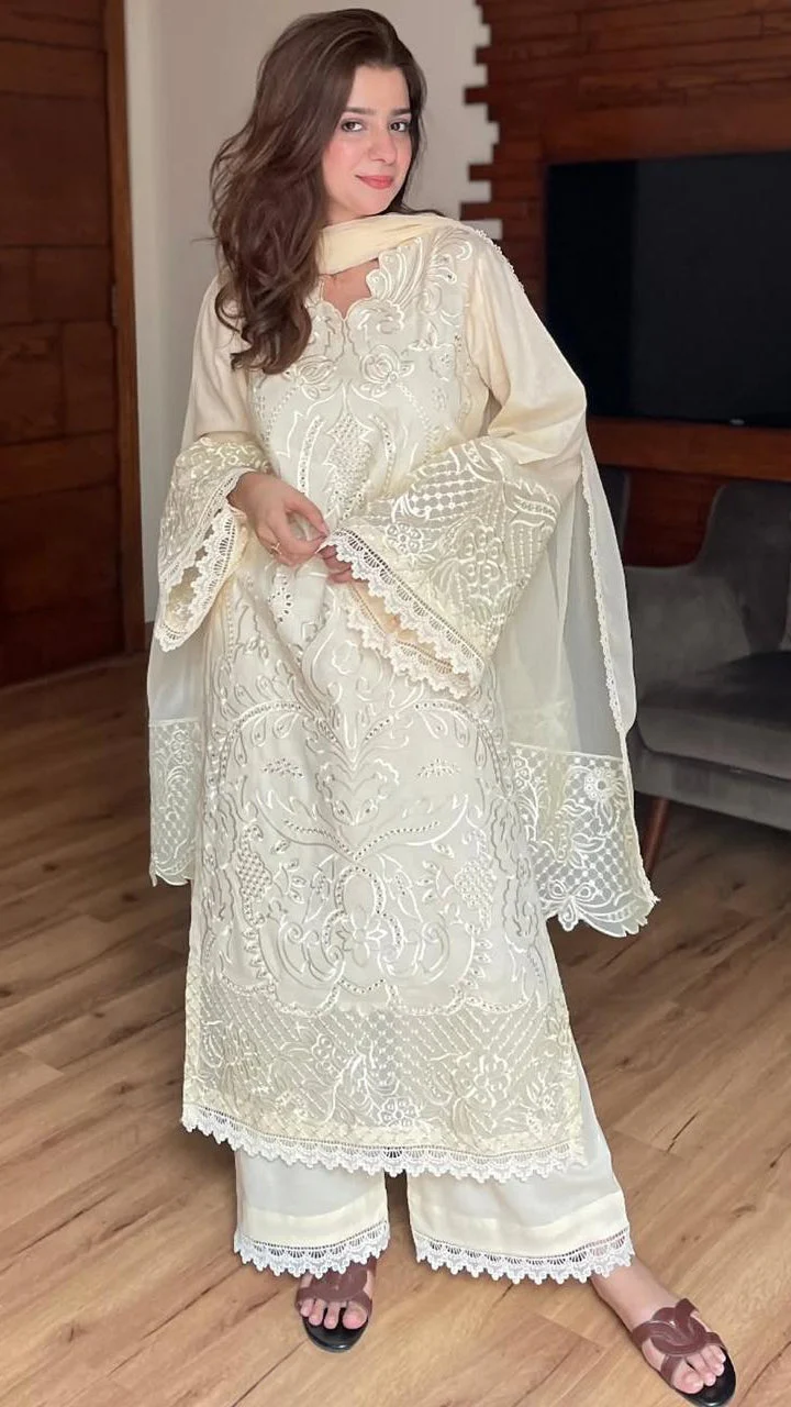 Mastorat Lawn 3PC Embroidered Suit with Organza Dupatta
