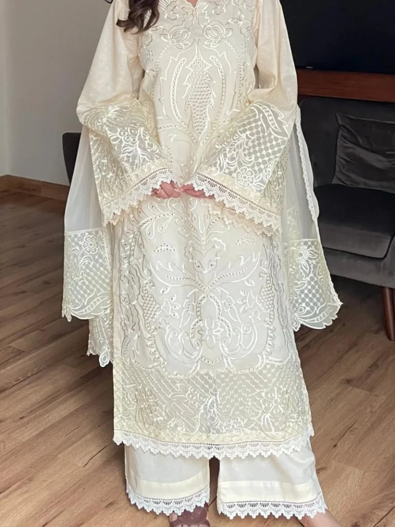 Mastorat Lawn 3PC Embroidered Suit with Organza Dupatta